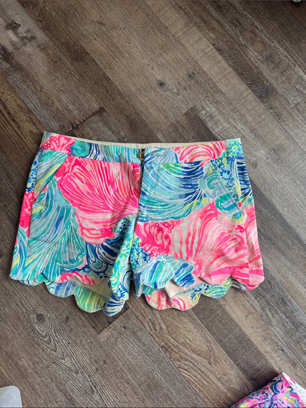 Lilly Pulitzer Pink Blue Green Scalloped Hem Shorts